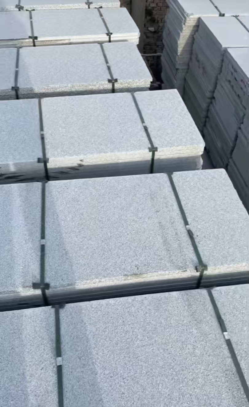 甘肃兰州生产加工花岗岩芝麻灰 黄金麻 樱花红 康宝红 新疆红 芝麻黑   路沿石 挡车球石材厂家13919123140